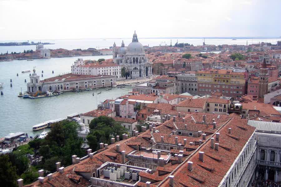 Венеция с высоты птичьего полета. Над городом на вертолете. - фото 2