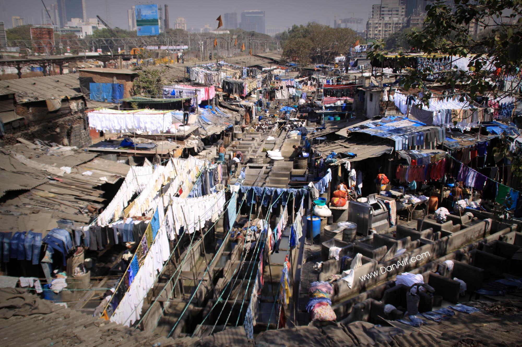 Мумбаи сити индия он трек. Мумбаи Индия трущобы. Бомбей город в Индии. Трущобы Дхоби Гхат. Трущобы Индии Бомбей.