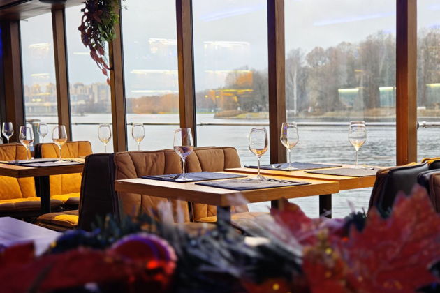 Зимний круиз по Неве на трехпалубном теплоходе «Шустрый Бобёр»