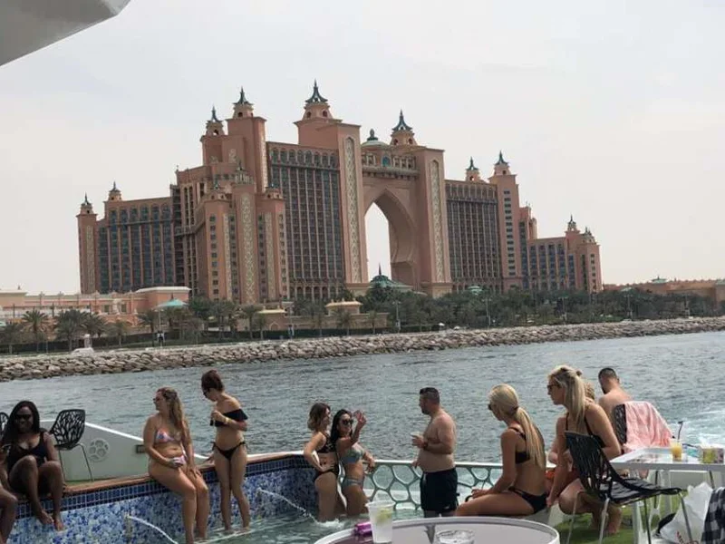 По Дубай Марине на яхте Lotus с ужином по системе «шведский стол» — фото 7, Дубай | Покатаем