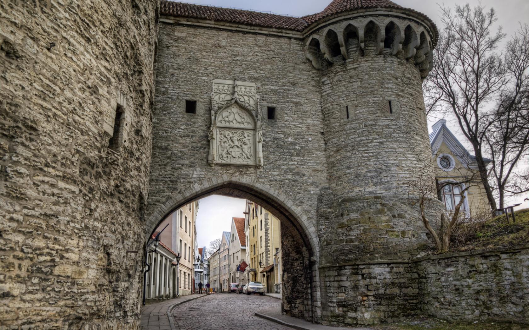 Ворота крепости 5 букв. Таллин старый город ворота. Эстония Таллин город Таллин замки. Монастырские ворота Таллин.