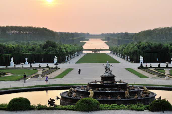 Paris: Guided Tour of Versailles Palace w/ Gardens 
