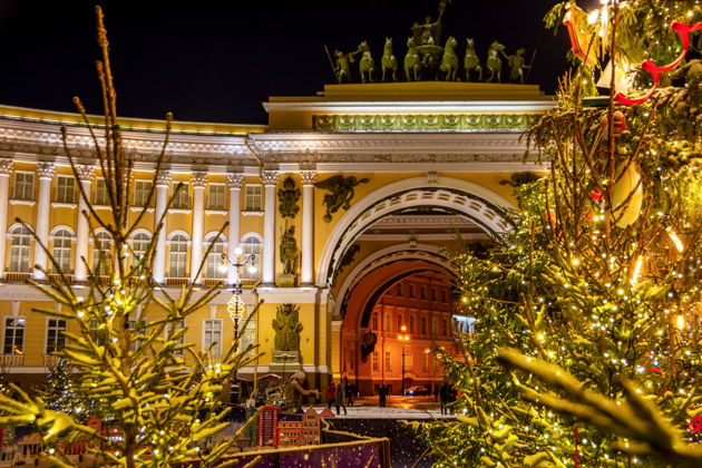 Виды Новогодние огни с бокалом игристого и подарками