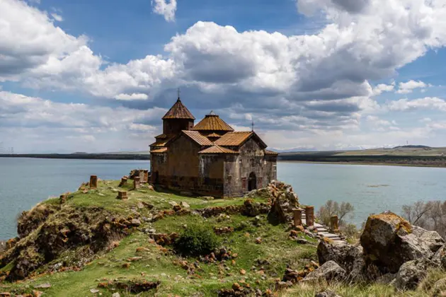 Священные места Севана: Озеро Севан — Монастырь Айраванк — Хачкары Норатуса — фото 2