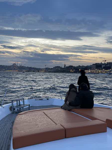 Босфор: Закат или Дневной тур на роскошной яхте с  аудиогидом и закусками - фото 5