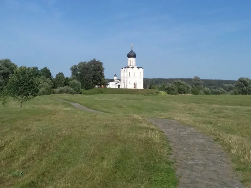 Путешествие в сердце древней Руси: Боголюбово и храм Покрова на Нерли — фото 3, Боголюбово | Покатаем