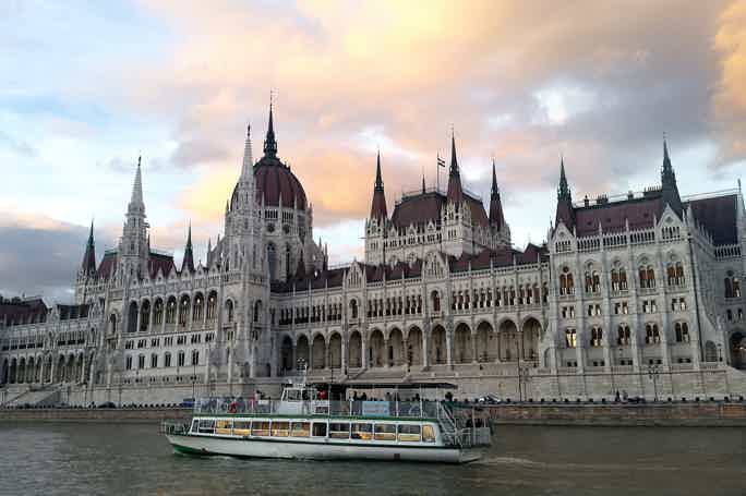 Budapest: Erste-Klasse-Kreuzfahrt - Stilvolle Bar & Willkommensdrink