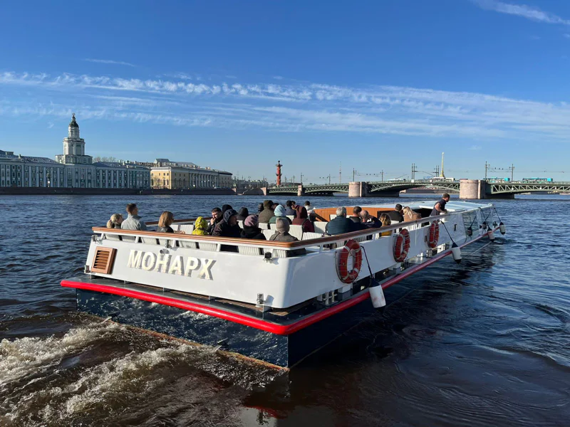 Просмотр разведения Дворцового моста и Салюта с теплохода МОНАРХ — фото 2, Санкт-Петербург | Покатаем