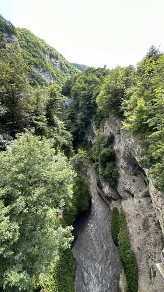  Красоты Аргунского ущелья: от водопада к сторожевым башням - фото 1
