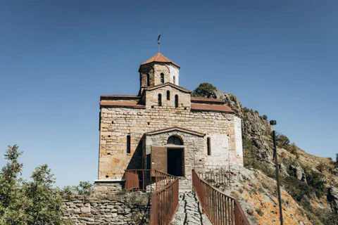 Шоанинский храм, Сырные пещеры и плато Гумбаши из Домбая
