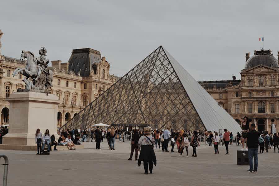 Professional Photoshoot Outside the Louvre Museum - photo 1