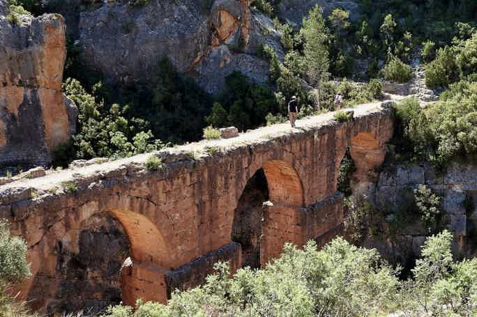 Римский акведук, арабский замок и каньоны в часе езды от Валенсии