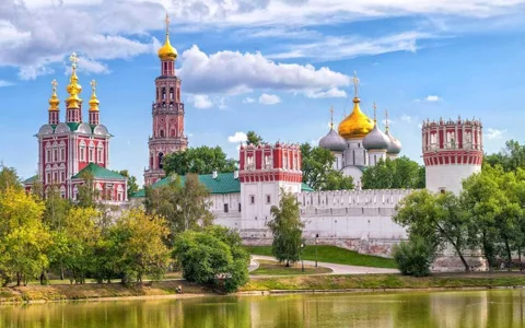 Новодевичий монастырь и кладбище: истории и тайны