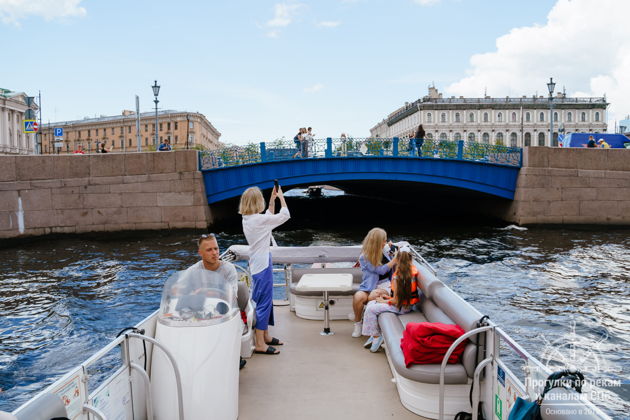 Фото к экскурсии Утро на катере —  водная экскурсия по Петербургу