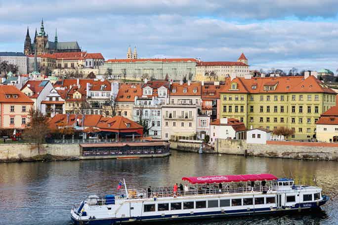 Prag: Bootsfahrt mit Abendessen und Live-Musik