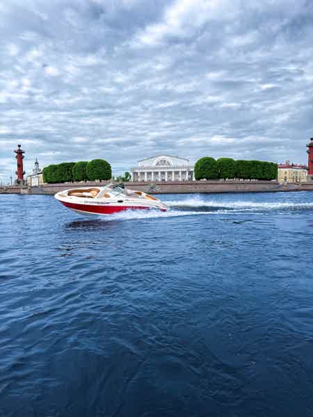 Петербург с воды в своём ритме: катер для вашей компании - фото 6