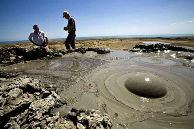 Виды Наскальные рисунки Гобустана, мечеть Биби Хейбат и Грязевые вулканы  