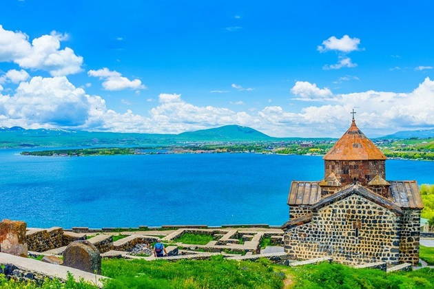 Озеро Севан,  Севанаванк, канатная дорога Цахкадзора, монастырь Кечарис