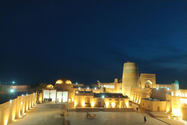 «Вся Хива горит, вся Хива сияет!» Вечерний город зажигает огни