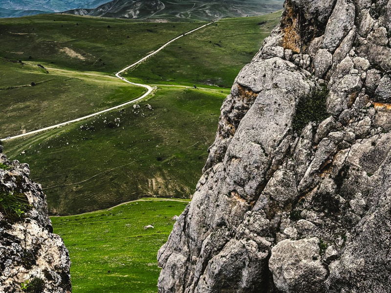 Авторская экскурсия: Гора Бешбармак, Розовое озеро, Агатовые горы. Пикник и дегустация икры - экскурсия в Баку, Азербайджан