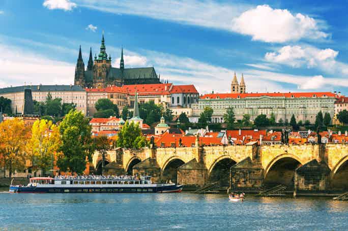 Prague: River Boat Cruise and Guided Tour with Drink