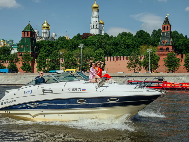 На яхте с капитаном по центру Москвы до Кремля, Лужников или Москва-Сити — фото 4, Москва | Покатаем