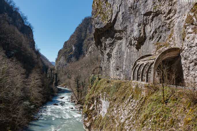 Старая Краснополянская дорога, водопад Пасть дракона и горное ущелье
