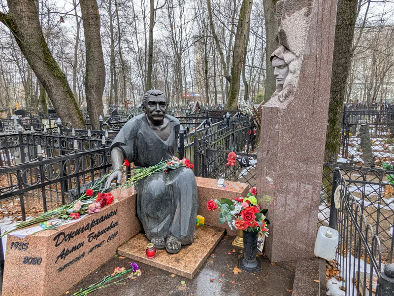 Кумиры, герои и святые старинного Ваганьковского кладбища — фото 5, Москва | Покатаем