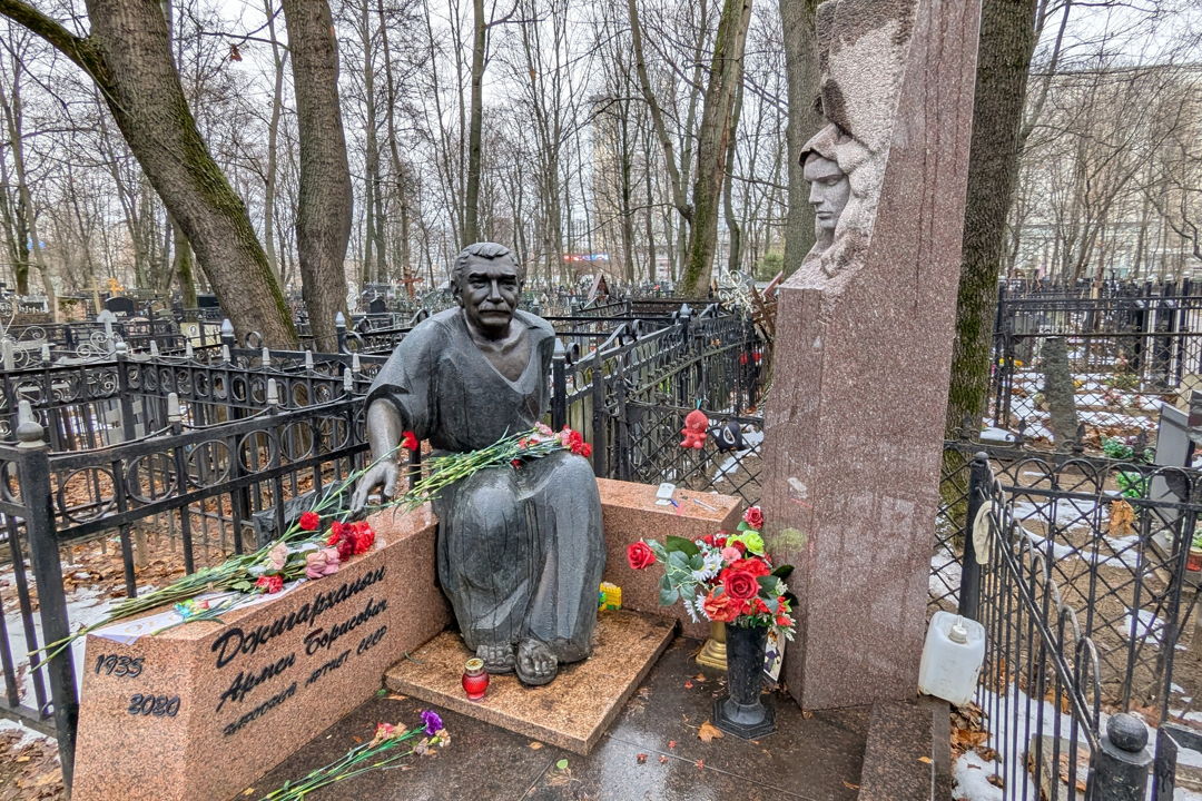 Кумиры, герои и святые старинного Ваганьковского кладбища — фото 4