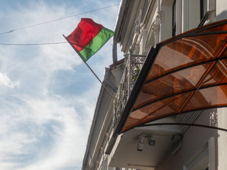 Скульптура "Беларусам замежжа"