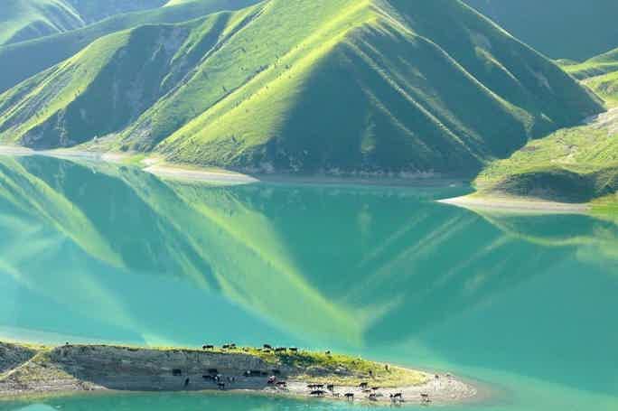 Высокогорное озеро Кезеной-Ам, две Мечети, Родник и город Хой