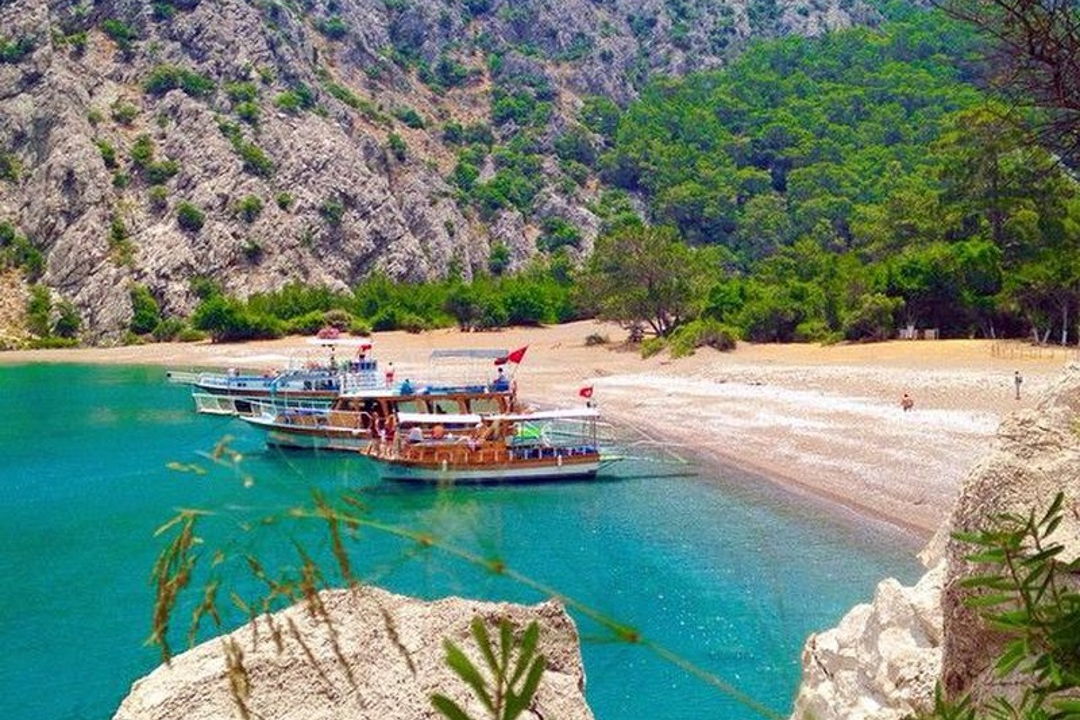 На яхте в живописные бухты Порто Дженевиз и Сазак из Аланьи — фото 6