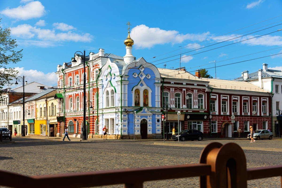 Улица с вывесками с Ѣ