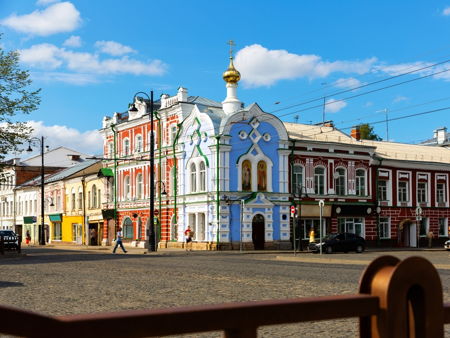 Улица с вывесками с Ѣ