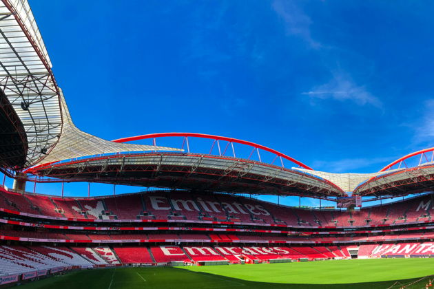 Стадион «Бенфика Луш» и музей Косме-Дамиан с шарфом (на английском)