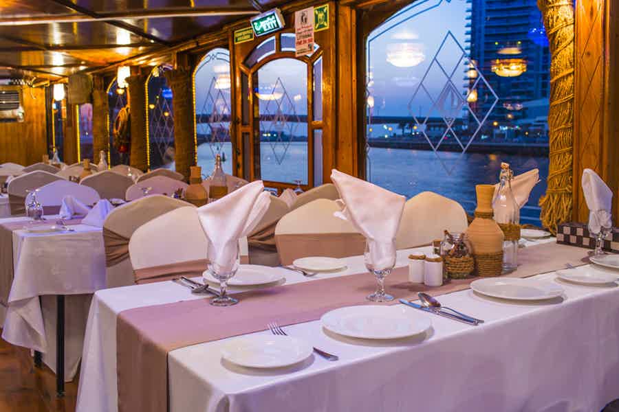 Ужин на арабской лодке в районе Дубай Марина из Шарджи и Аджмана  - фото 6
