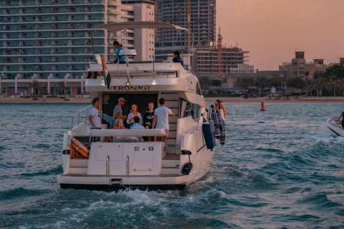 Dubai Marina: Yacht Tour with dinner or BBQ