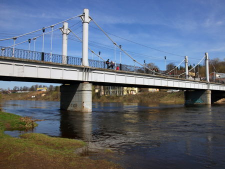 Пешеходный мост через реку Тверца