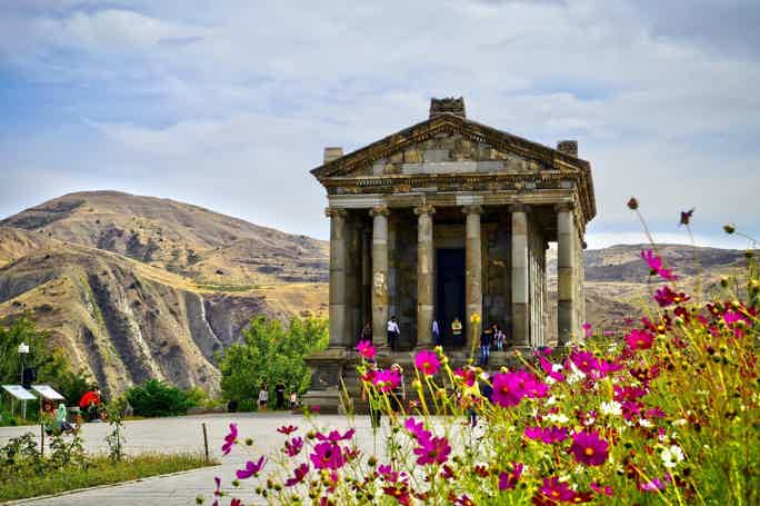 Храм Гарни и монастырь Гегард с выпечкой армянского хлеба 