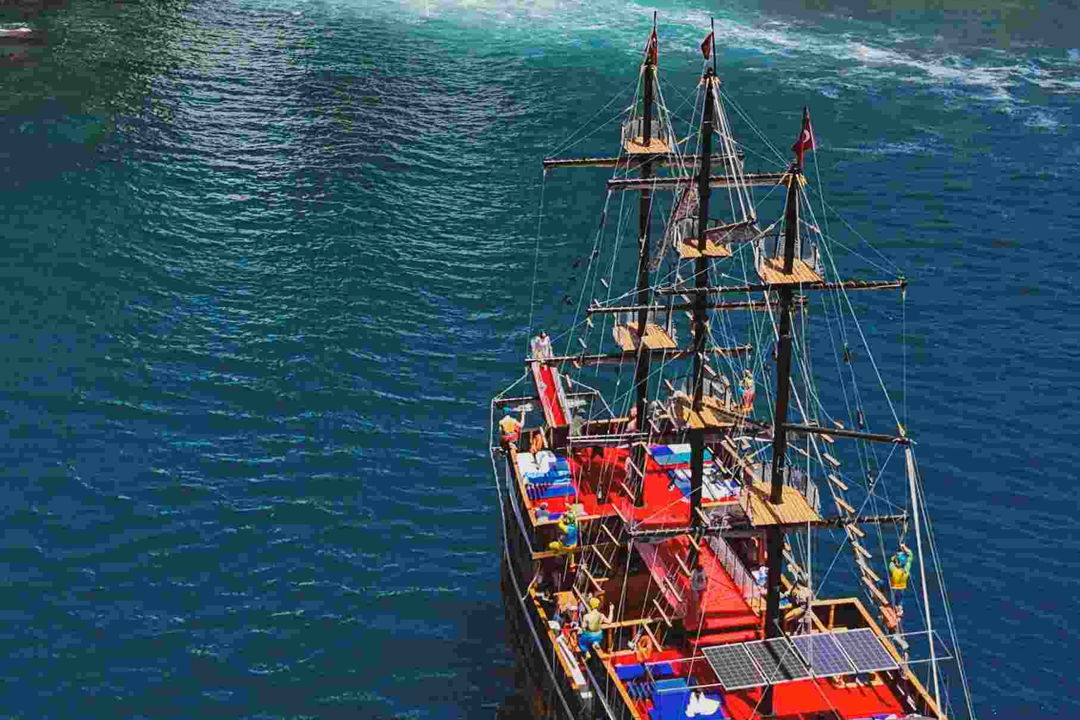 Прогулка на пиратской яхте к Дюденскому водопаду в Анталии — фото 1