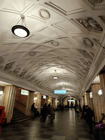Прогулка по станциям сталинского метро — красота подземных залов, кадр 17