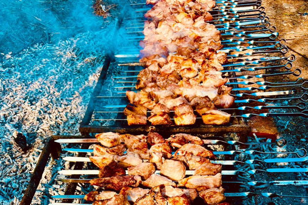 Виды Ртвели в грузинской семье: участие, дегустации, застолье