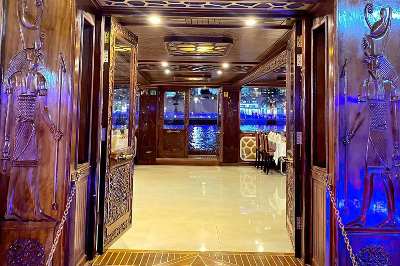 По Дубай Марине на яхте Ocean Empress с ужином по системе «шведский стол»