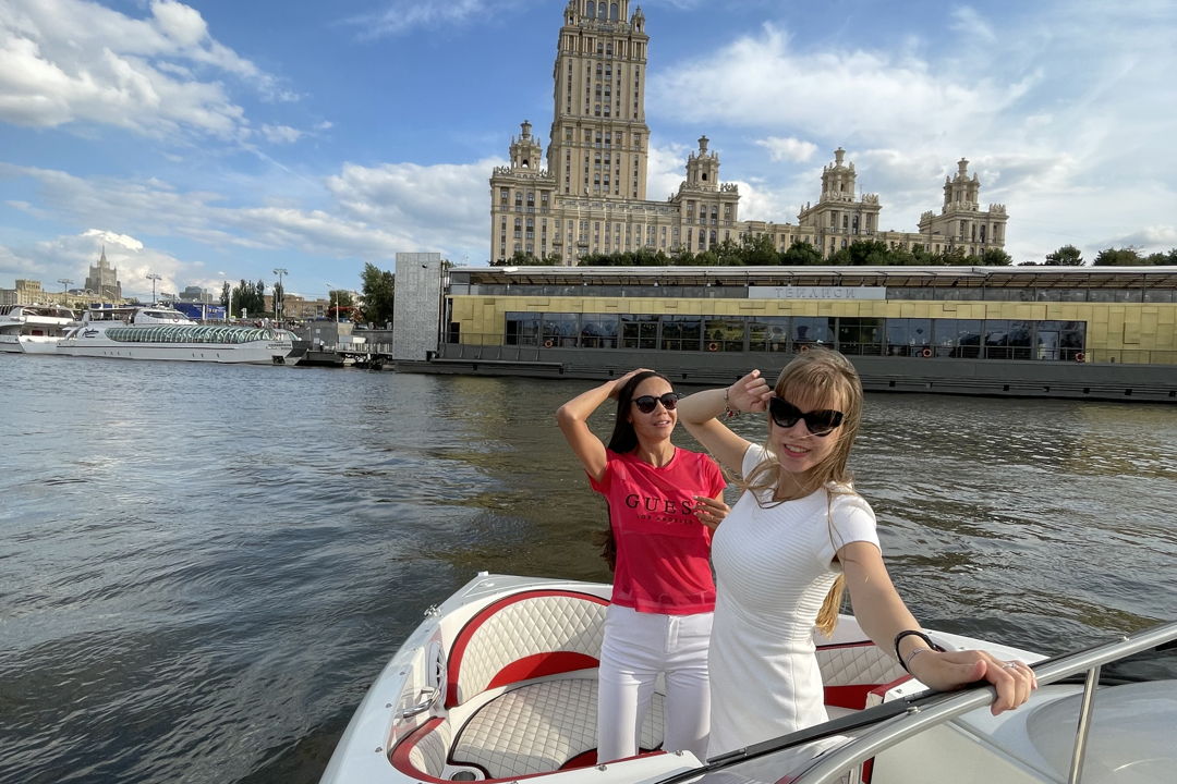По центру Москвы на катере с капитаном до Лужников или Москва-Сити — фото 2