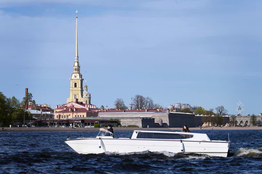Прогулка на венецианском такси по рекам и каналам Петербурга - фото 1