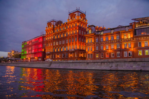 Виды От Кремля до Крымского: часовая прогулка по Москве-реке от парка «Зарядье»