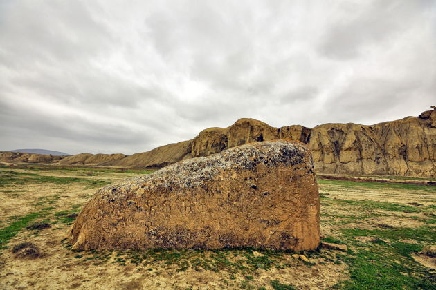 Виды Гобустан: наскальные рисунки эпохи Палеолита и поездка на грязевые вулканы