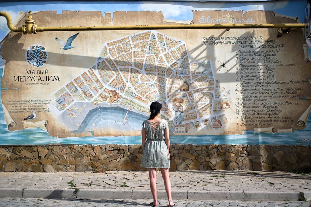 Девушка перед картой Малого Иерусалима