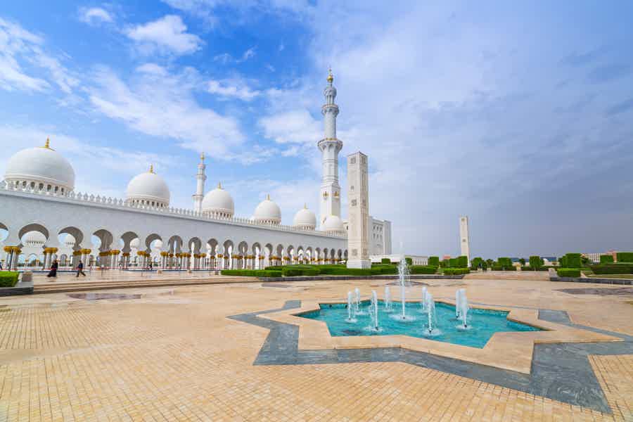 Парк «Мир Феррари» с обедом и мечеть Шейха Зайда из Шарджи - фото 3
