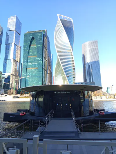 К небоскрёбам Москвы-Сити на речном трамвае и кофе на уровне облаков